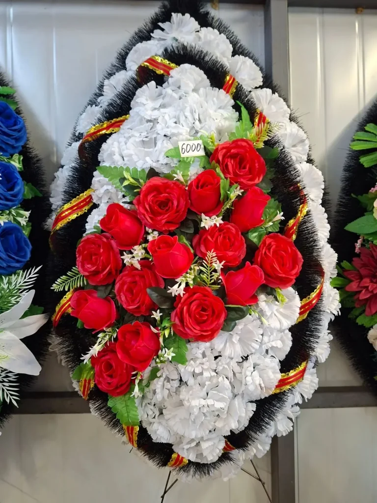 Венок с красными розами