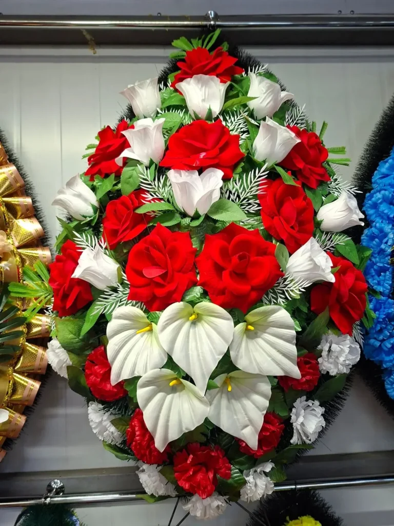 Венок с белыми лилиями